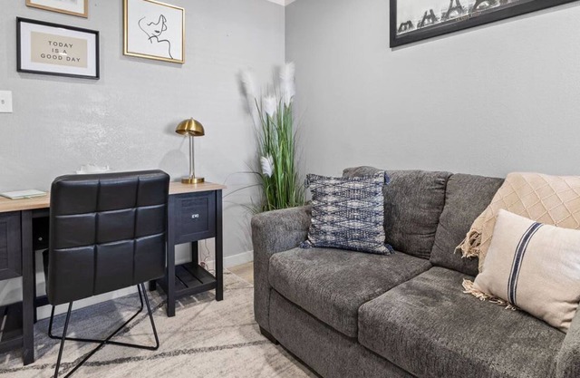 Cozy apt w/desk & rooftop deck