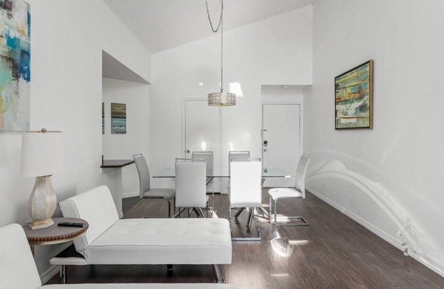 Cozy Apt w/Pool, Hot Tub, Golf, Near Downtown!