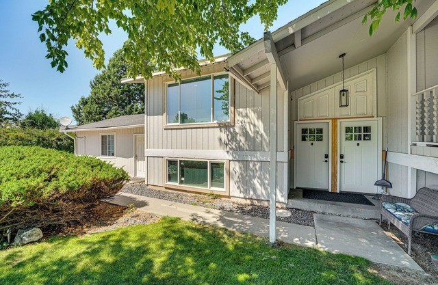 Cozy Apt w/Private Deck, 2 Mi to Toyota Center!