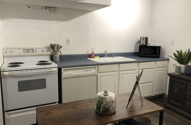 Cozy Baldwin City apartment. Private entrance, amenities provided, pet friendly!