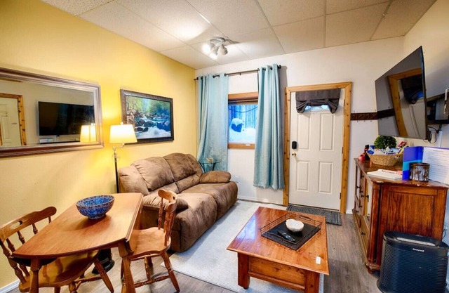 Cozy Basement Apartment & Executive Retreat