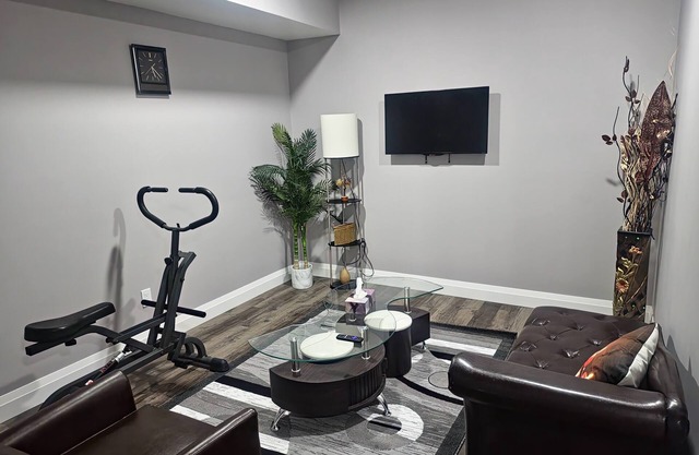 Cozy Basement Suite with Free wifi and private entrance