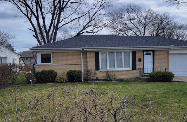 Cozy Basement with its own private entrance. 2 bedrooms and 1 full bath.