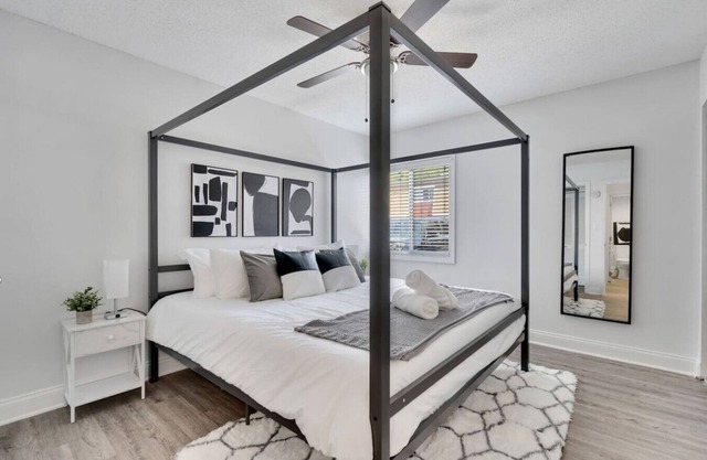 Cozy Bayshore King suite | Pool, Gym & Parking!