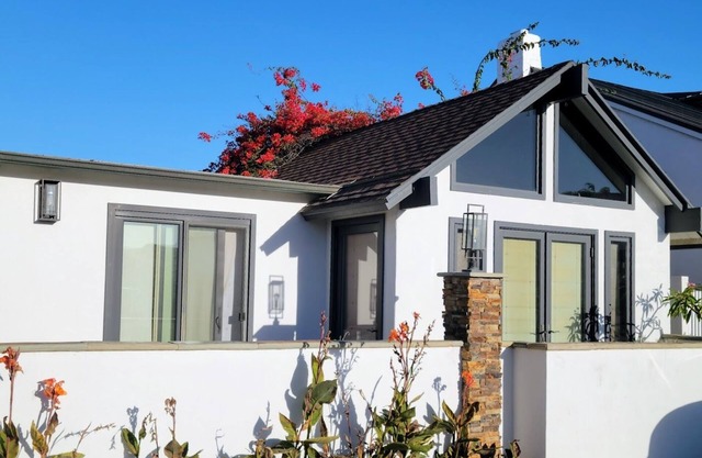 Cozy Beach Bungalow! Only 5 minute walk to the Beach and Pet Friendly!