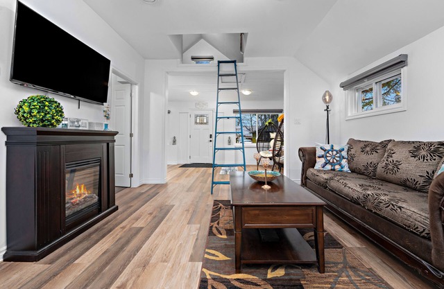 Cozy beach cottage minutes from beach!