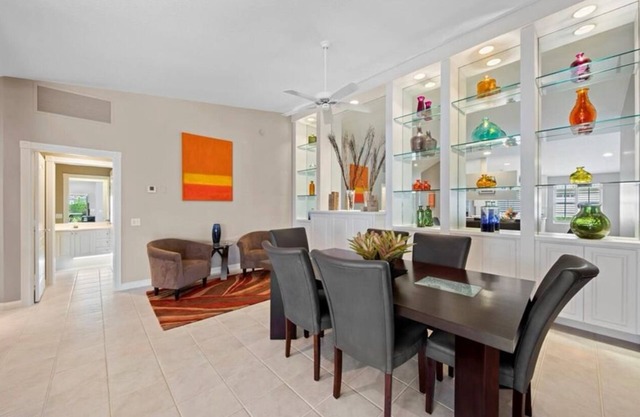Cozy beach home in vibrant neighborhood with Pickleball courts & RestaurantnHome