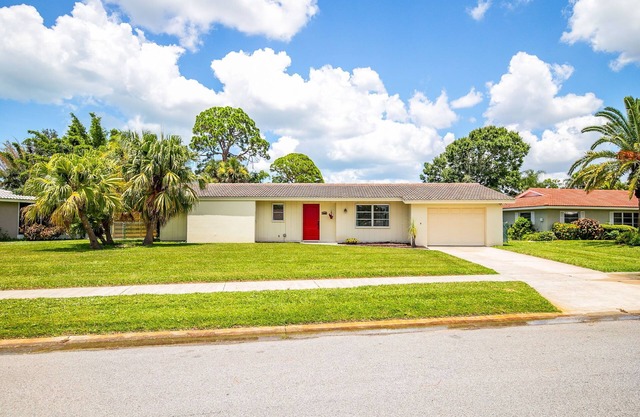 Cozy beach house with pool near Siesta Key Beach