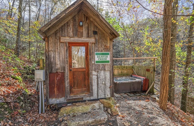 Cozy Beavercreek Cabin Retreat – Smoky Mountain Serenity Awaits!