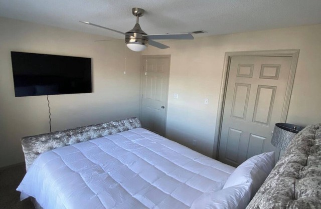 Cozy Blues Stay W/FREE parking!