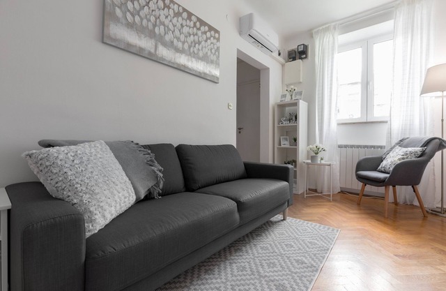 Cozy&Bright 2BD in Prime Location! Walk Everywhere