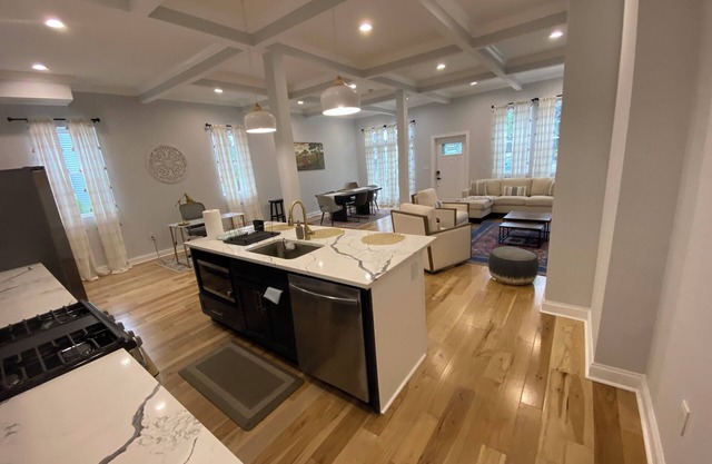 Cozy, Bright and Spacious townhome in Baltimore. Newly Ren.Close to Univ & Hosp