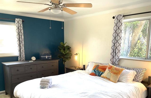 Cozy & Bright Entire home with Large Backyard & Patio by historic Olde Town