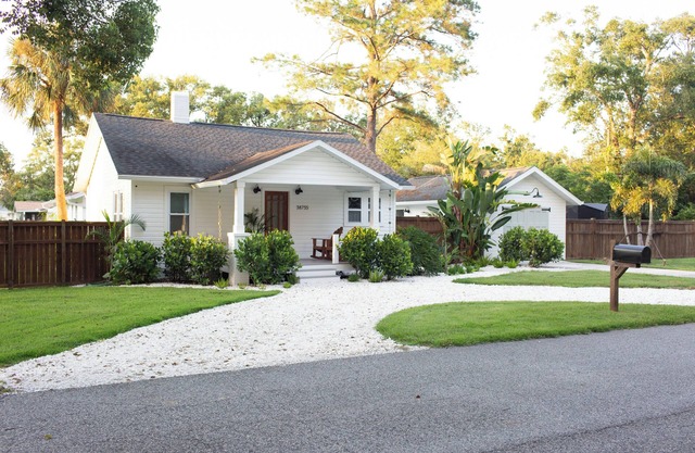 Cozy & Bright Fully Renovated Coastal Cottage