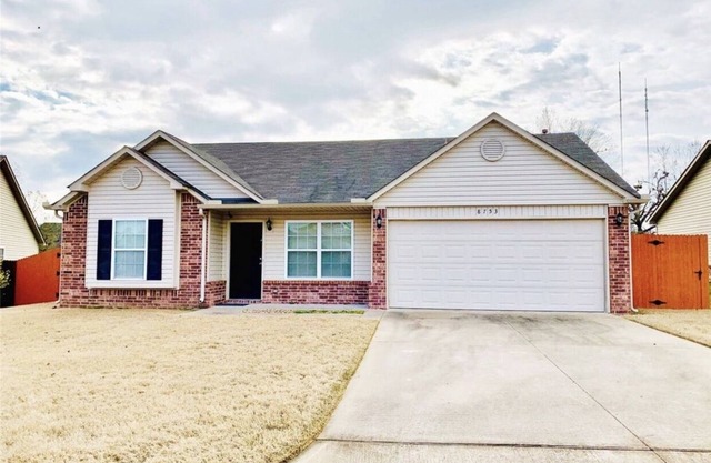 Cozy Broken Arrow Home - Special Pricing for 30+ day stays!