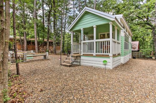 Cozy Broken Bow Getaway with Fire Pit, 5 Mi to Lake!
