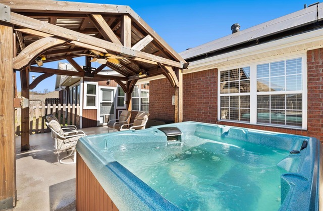 Cozy Bungalow-Hot tub-6 mi to UofA & DT-Sleeps 8