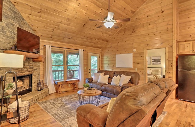 Cozy Cabin at a Mountain Resort 4 Mi to Downtown!