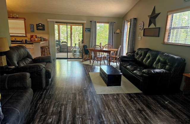 Cozy Cabin & Bunk House less than 4 minutes from Table Rock Lake.
