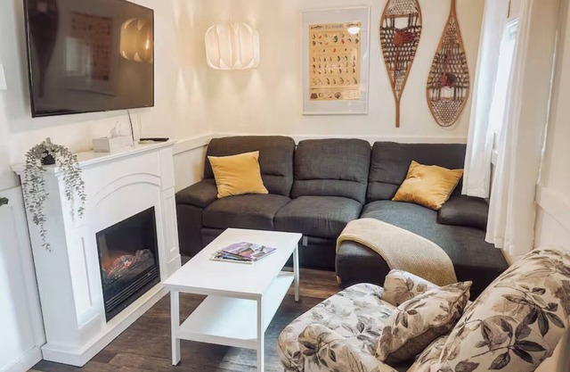 Cozy Cabin C | Bearfoot Bungalows | Castlegar Nature Stay | Walk to River/Trails