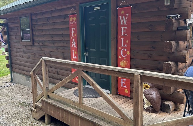 Cozy cabin for two adults . no room to add extra . Cabin in the woods w Hot tub