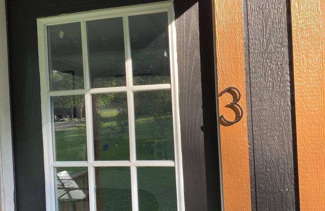 Cozy cabin in nice Point Blank with fitness room, pool & AC