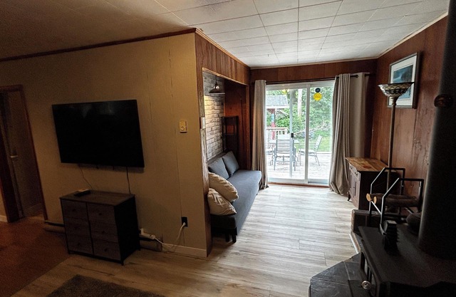 Cozy cabin in Roseneath with AC, a large yard and a pool.