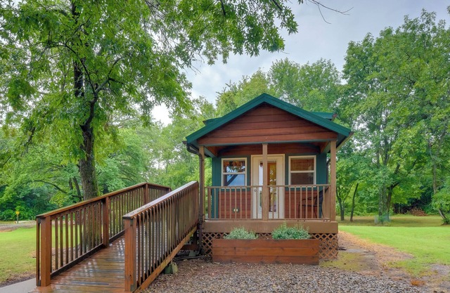 Cozy Cabin in Sallisaw w/ Patio: Pets Welcome!