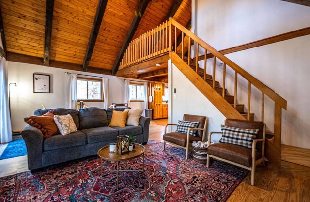 Cozy Cabin in the Pines — Secluded Oasis, Minutes to Skiing & Lakes — Dogs ok!
