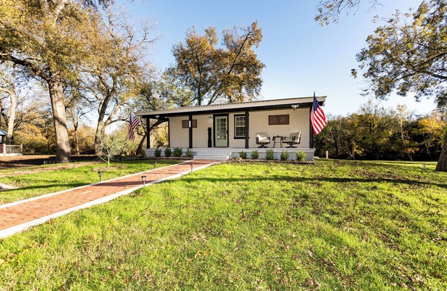 Cozy cabin in welcoming Belton with WiFi, AC