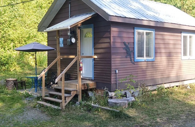 Cozy cabin meters away from the Cedar creek and Quesnel Lakennnn