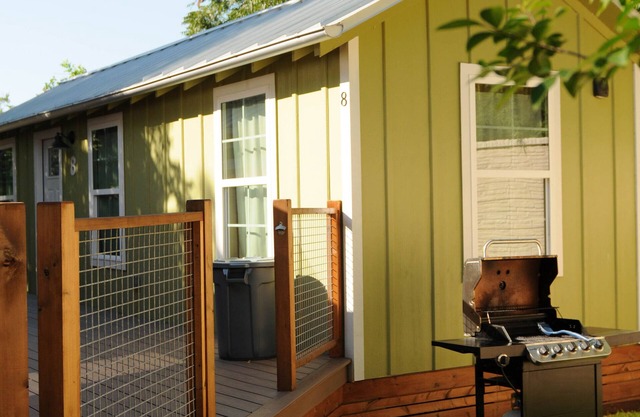 Cozy Cabin near the Comal River-Cabin #8- Outdoors Theme. Walk to Wurstfest