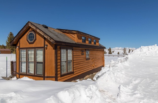 Cozy Cabin on secluded ranch in Mammoth Lakes just .1 miles from Old Mammoth Rd.