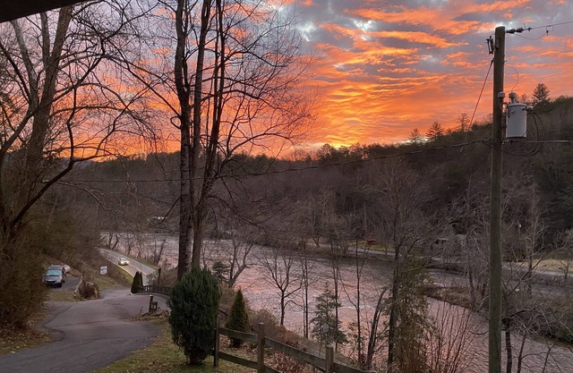 Cozy Cabin Overlooking Tuckaseegee River Sylva, NC 28779