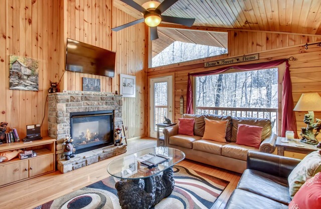 COZY CABIN RETREAT at the entrance of National Park, HotTub, secluded, fireplace