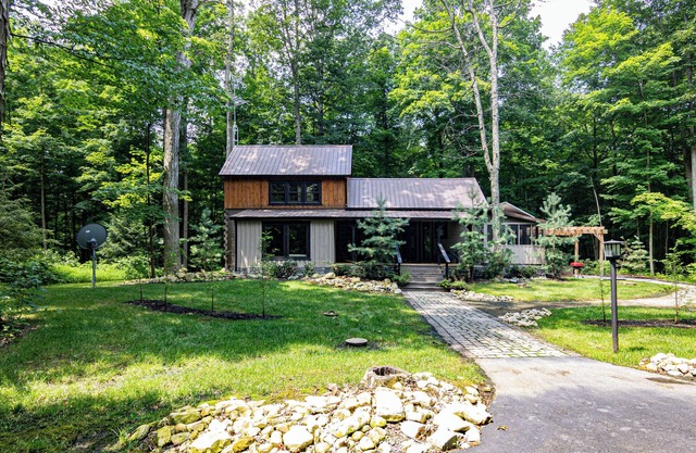 Cozy Cabin Retreat in the Woods-Relax & Unwind