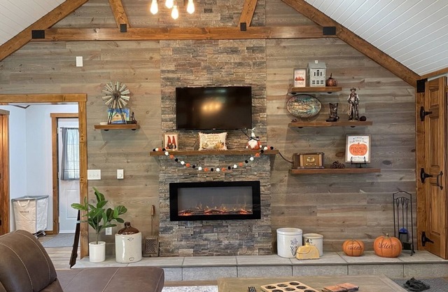 Cozy Cabin Retreat located just minutes to Galena, IL & DBQ, IA