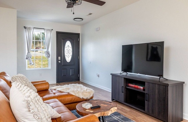 Cozy Cabin Retreat w Arcade, Hot Tub, near Dolly!