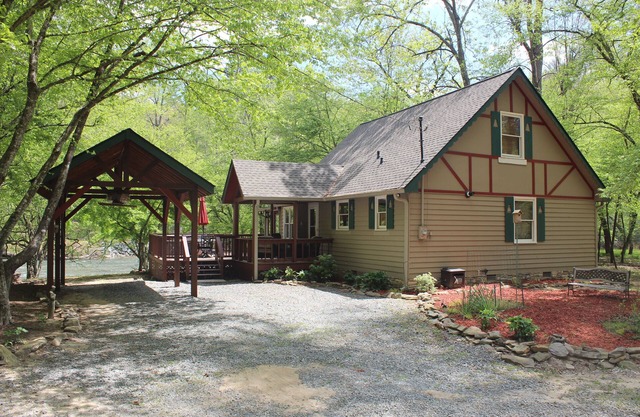 Cozy cabin right on Coosawatee River w/Hot Tub, Pet-Friendly, Hiking, Wineries