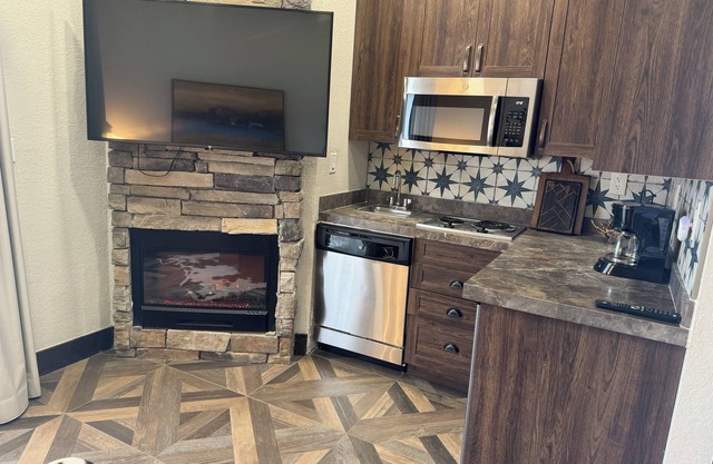 Cozy cabin with 2 bedrooms and WiFi, AC in soothing River Ranch