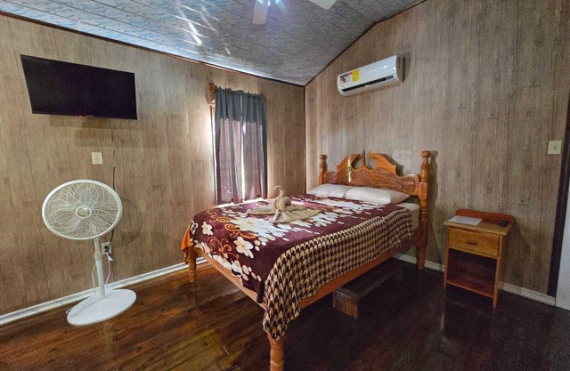 Cozy cabin with 1 bedroom and AC, WiFi in charming Hopkins