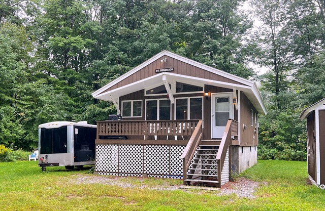 Cozy cabin with deck, grill, & washer/dryer - close to skiing/river/hiking