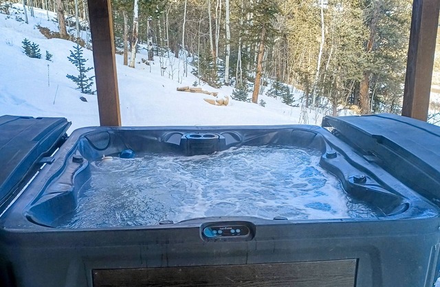 Cozy cabin with full kitchen, large deck, W/D & private hot tub