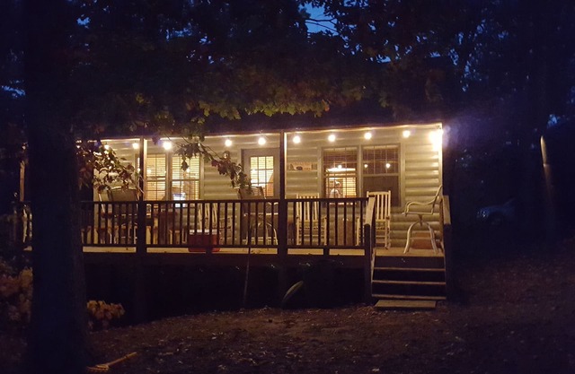 Cozy Cabin with Hot tub - Short walk to downtown. Roku tv.