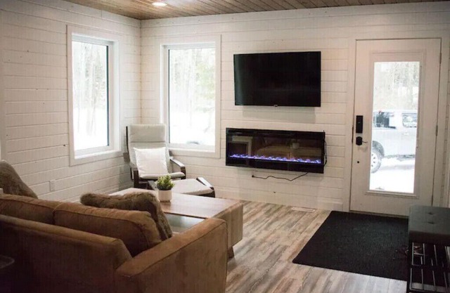Cozy cabin with outdoor hot-tub