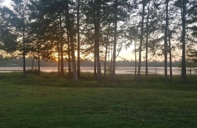 Cozy Cabin with Private Lake enjoyable in Fins&Feathers RV Park Donalsonville GA