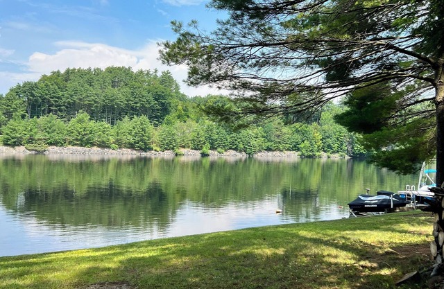 Cozy Cabin with private river access, 20 minutes from Lake George & Saratoga NY.
