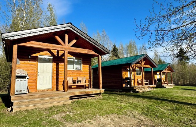 Cozy cabin with WiFi and AC in charming Valemount. Cabin 1
