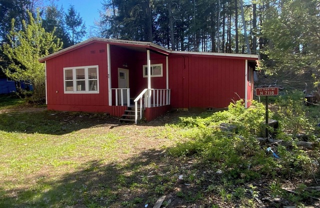 Cozy cabin with WiFi in charming Au Train, Completely remodeled as of June 2025