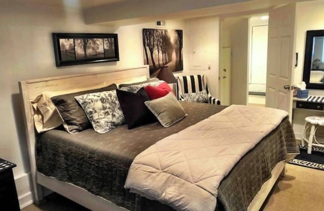 Cozy Camellia in Historic Downtown Newnan